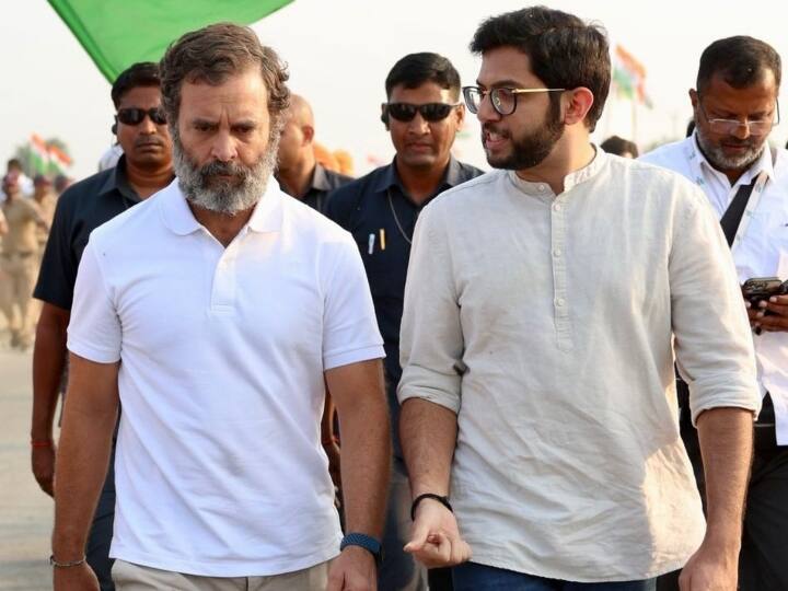 यात्रा के दौरान राहुल गांधी और आदित्य ठाकरे ने लोगों का अभिवादन स्वीकार किया.