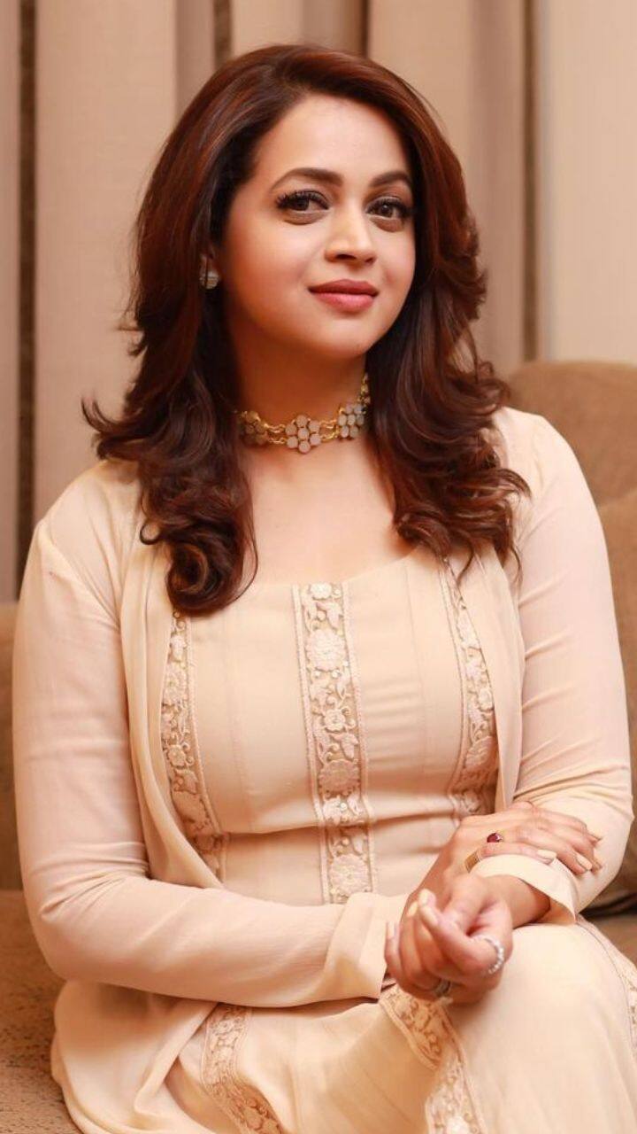 வெயில் திரைப்படத்தில் சிறப்பாக நடித்ததற்காக பாராட்டுகள் பெற்றார்