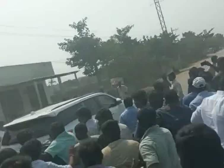 Manakondur mla rasamayi balakishan car attacked with sandals Rasamayi Balakishan: ఎమ్మెల్యే రసమయి కారుపై చెప్పుల దాడి! మూకుమ్మడిగా ఎగబడ్డ యువకులు