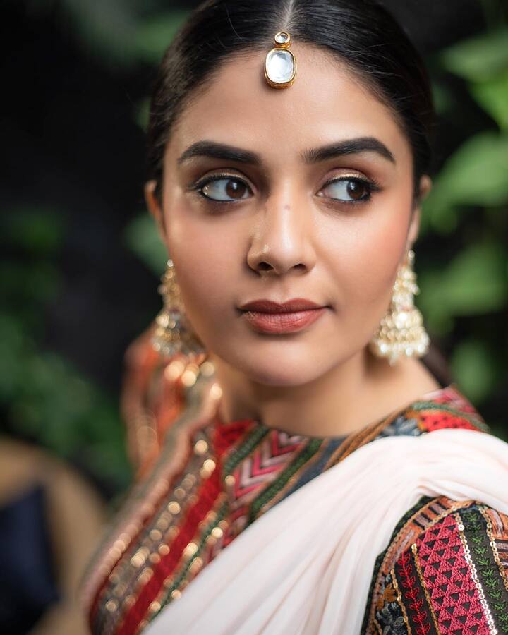 ముద్దుగా బొద్దుగా ఉండే ఈ ముద్దుగుమ్మ చలాకీ మాటలతో ఆకట్టుకుంటుంది.