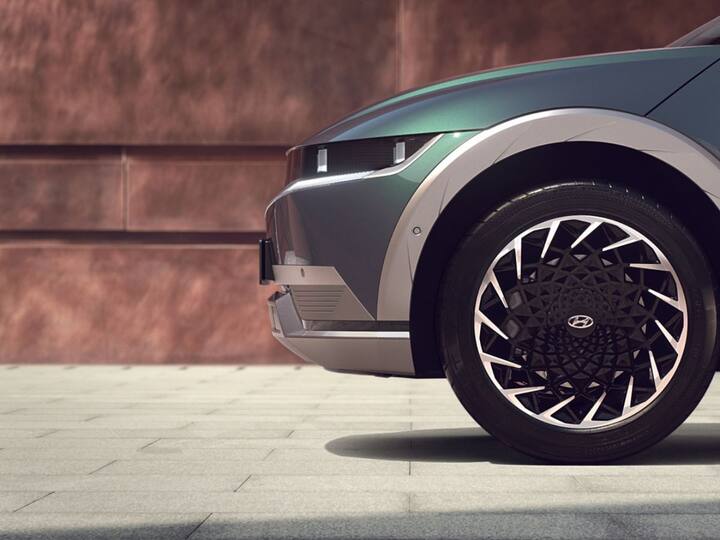 भारतात इलेक्ट्रिक कारची वाढती बाजारपेठ पाहा आता Hyundai Motor ही सक्रिय झाली आहे. कंपनी इलेक्ट्रिक सेगमेंटमध्ये आपली दुसरी इलेक्ट्रिक कार उतरणार आहे. या कारचे नाव आहे Hyundai Ioniq 5.