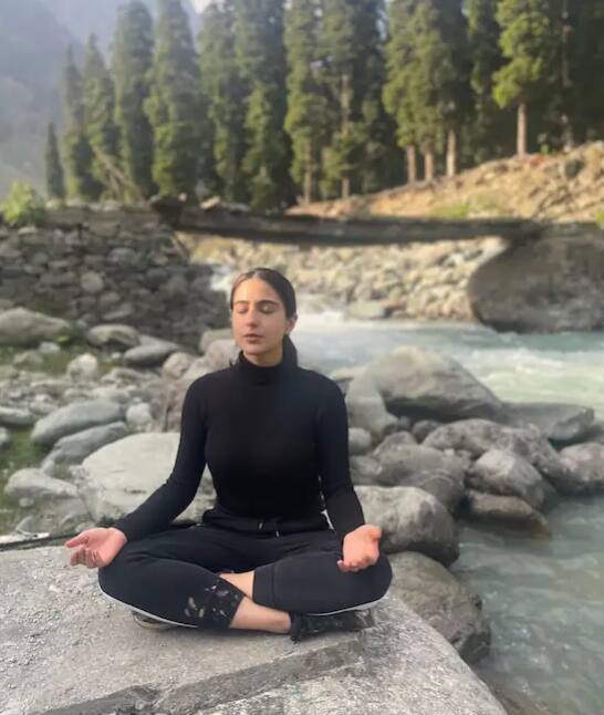 ਸ਼ਾਂਤੀ ਦੀ ਭਾਲ 'ਚ ਪਹਾੜਾਂ 'ਚ ਧਿਆਨ ਕਰ ਰਹੀ ਸਾਰਾ ਦੀਆਂ ਇਨ੍ਹਾਂ ਤਸਵੀਰਾਂ ਨੂੰ ਪ੍ਰਸ਼ੰਸਕ ਕਾਫੀ ਪਸੰਦ ਕਰ ਰਹੇ ਹਨ।