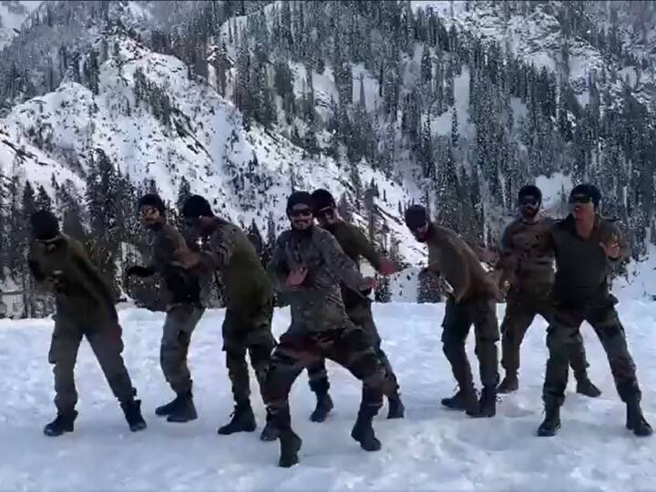 Indian Army Dancing in LOC On Kala Chashma Song of Sidharth Malhotra and Katrina Kaif Bollywood ANN Watch: 'काला चश्मा' गाने पर बर्फीली पहाड़ी पर जवानों ने लगाई आग! LoC का ये वीडियो जरूर देखना चाहिए