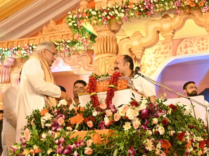 Chhattisgarh: शिव महापुराण सुनने पहुंचे सीएम बघेल, हर हर महादेव का जयकारा लगाते हुए श्रद्धालुओं से कही ये बात