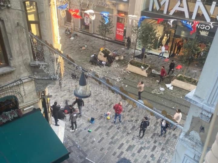 Explosion hits Istanbuls Taksim Square causing an unknown number of casualties Istanbul Blast: आतंकी हमले से दहला तुर्की, इस्तांबुल में एक महिला ने किया ब्लास्ट, हमले में अब तक 6 लोगों की मौत, 80 से ज्यादा लोग जख्मी