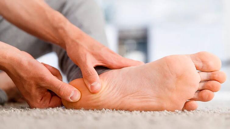 Foot Pain: Do not take hand and foot pain lightly, it may be a sign of serious illness Foot Pain : ਹਲਕੇ 'ਚ ਨਾ ਲਓ ਹੱਥਾਂ ਤੇ ਪੈਰਾਂ ਦਾ ਦਰਦ, ਇਹ ਗੰਭੀਰ ਬਿਮਾਰੀ ਦਾ ਹੋ ਸਕਦਾ ਸੰਕੇਤ