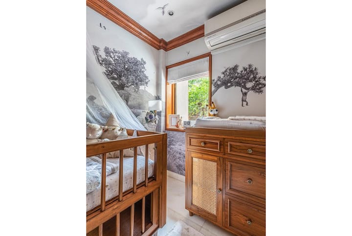 सोनम कपूर और उनके पति आनंद आहूजा (Anand Ahuja) शादी के चार साल बाद पहली बार पैरेंट्स बने. उन्होंने अपने लाडले का नाम वायु कपूर आहूजा (Vayu Kapoor Ahuja) रखा है.