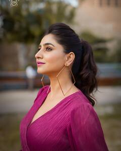 Anchor Varshini: పొట్టి స్కర్ట్ లో వర్షిణి ఫోజులు