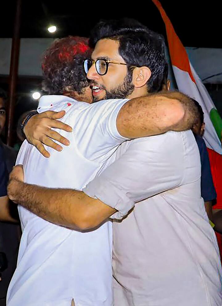 कांग्रेस की 'भारत जोड़ो यात्रा' ने रविवार को महाराष्ट्र में एक दिन का विराम लिया है. यह सोमवार को हिंगोली जिले के कलमनुरी से वाशिम के लिए प्रस्थान करेगी. यात्रा के दौरान राहुल गांधी से गले मिलते नजर आये आदित्य ठाकरे