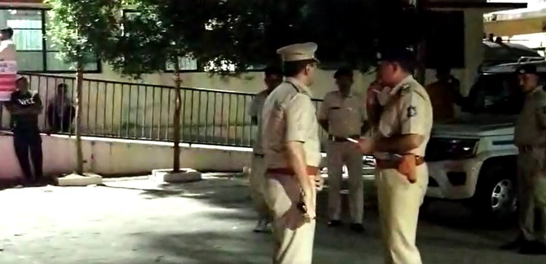 Surendranagar: Two policemen died in an accident between Lakhtar-Jamar village in Surendranagar Surendranagar: સુરેન્દ્રનગરમાં લખતર-જમર ગામ વચ્ચે અકસ્માત સર્જાતા બે પોલીસકર્મીના મોત