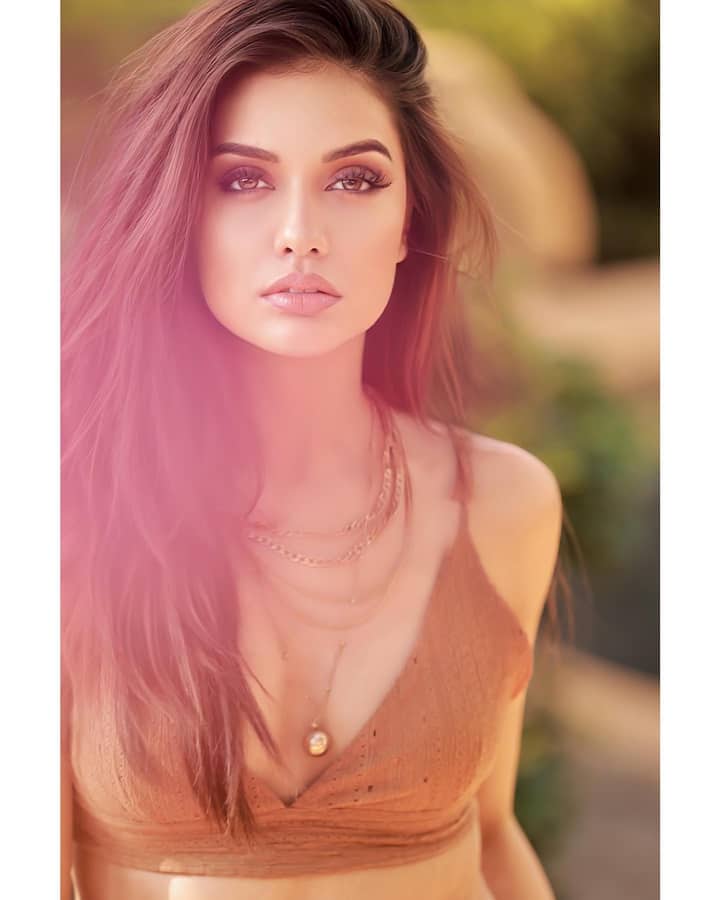 दिव्याच्या या स्टनिंग लूकने सोशल मीडियावर तापमान वाढवलं आहे.