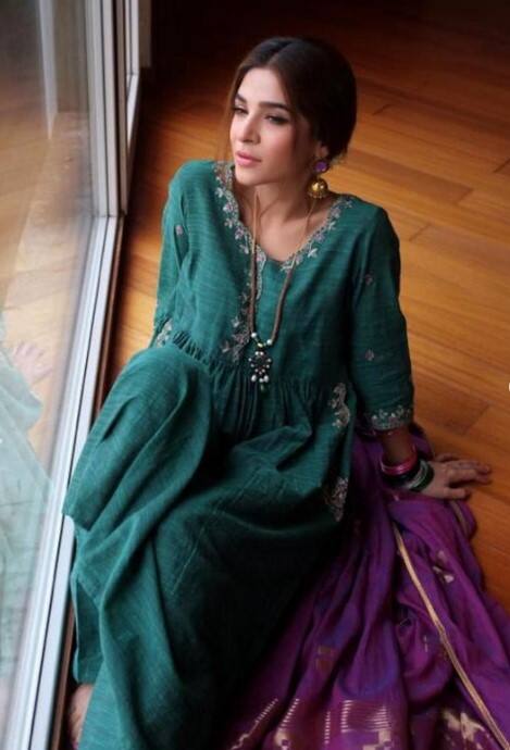 फिलहाल अब सोशल मीडिया पर पाकिस्तान की सुपर मॉडल आयशा उमर तेजी से सुर्खियां बटोर रही हैं. इसके साथ ही उनकी शोएब मलिक के साथ ली गई रोमांटिक फोटोज वायरल हो रही हैं.