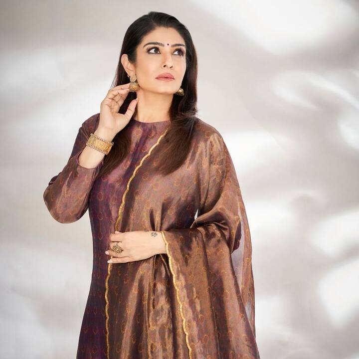 रवीना तिच्या चाहत्यांशी कनेक्ट राहण्यासाठी सोशल मीडियावर खूप सक्रिय असते. (फोटो सौजन्य:officialraveenatandon/इन्टाग्राम)