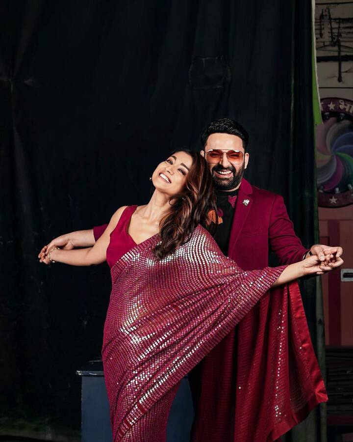 तस्वीरों में श्रिया सरन शिमरी रेड साड़ी में गजब ढा रही हैं. कपिल शर्मा भी रेड सूट पैंट में श्रिया के साथ ट्विनिंग कर रहे हैं. दोनों ही रेड लुक में अट्रैक्टिव और क्लासी लग रहे हैं.