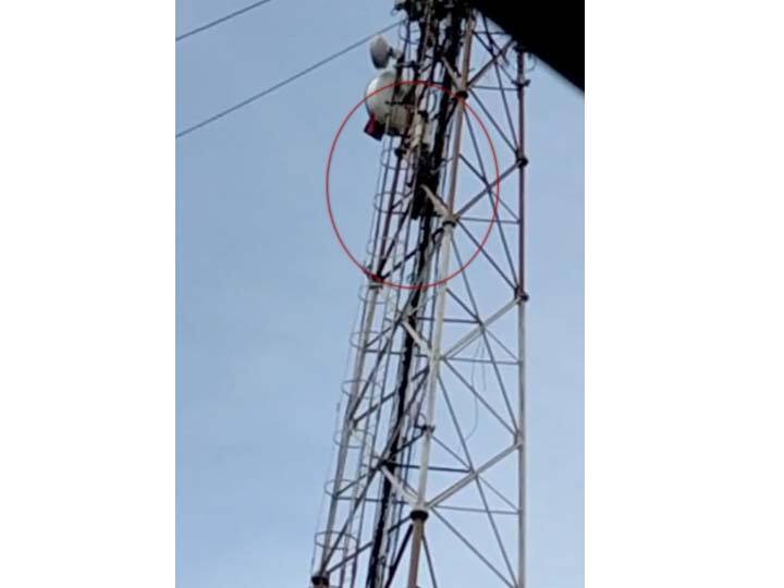 Theni: A man threatened to commit suicide by climbing a cell phone tower near Veerapandi TNN தேனி: செல்போன் டவரில் ஏறி தற்கொலை மிரட்டல் - இளைஞரால் பரபரப்பு