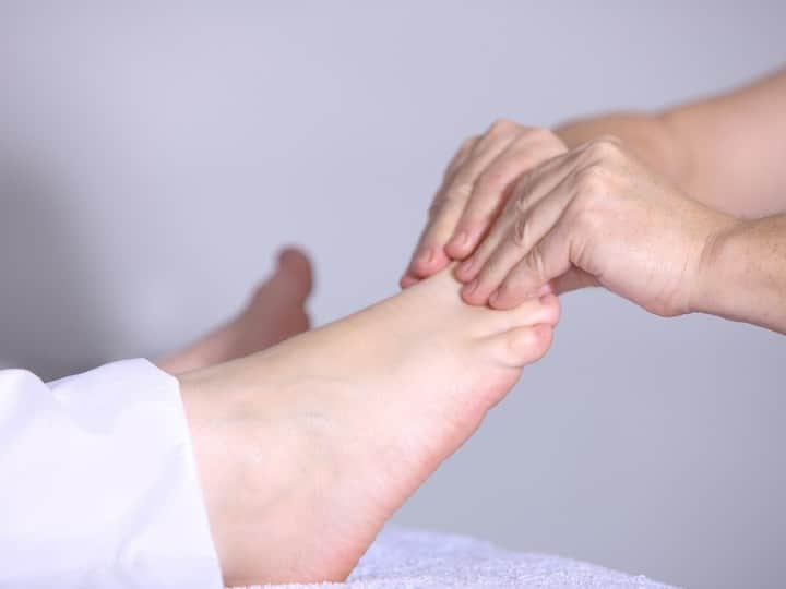 Know Why Hand And Foot Pain may be cause of any Disease Check here all details पैर और हाथ में होने वाले दर्द को हल्के में ना लें, हो सकते हैं गंभीर बीमारी के संकेत