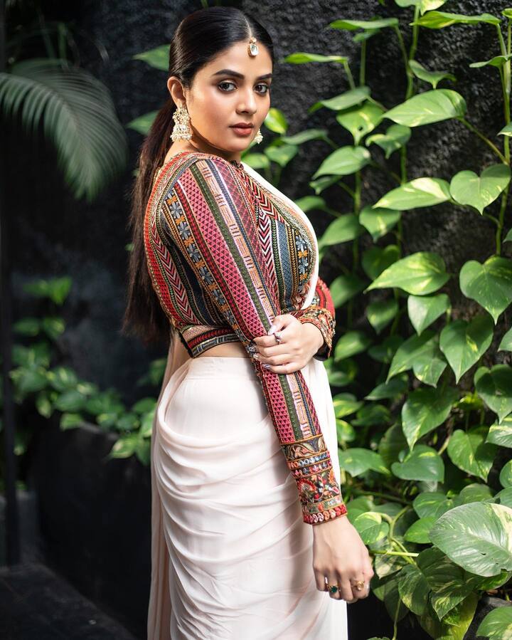 చక్కటి ఆట తీరుతో బిగ్ బాస్ షో రన్నరప్ గా నిలిచింది. Photo Credit: Sreemukhi/ instagram
