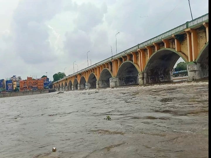 Madurai Vaigai river is overflowing with flood water TNN வைகையில் வெள்ளப்பெருக்கு; கரைப்பாலத்தை மூழ்கடித்து ஆர்ப்பரித்து செல்லும் வெள்ள நீர்
