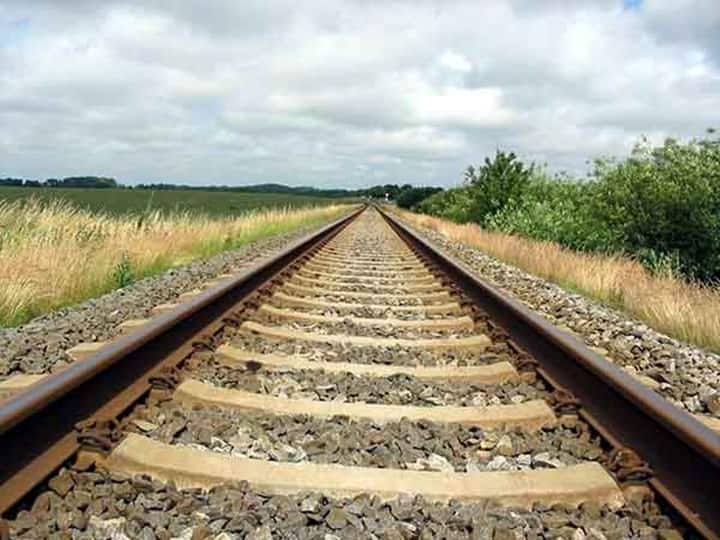 maharashtra News Aurangabad Crime News Due to lack of money for alcohol youths attempt to commit suicide on railway tracks Aurangabad: हाताला काम मिळेना, त्यात दारूचे वांदे; जीव देण्यासाठी तरुण थेट पोहचला रुळावर