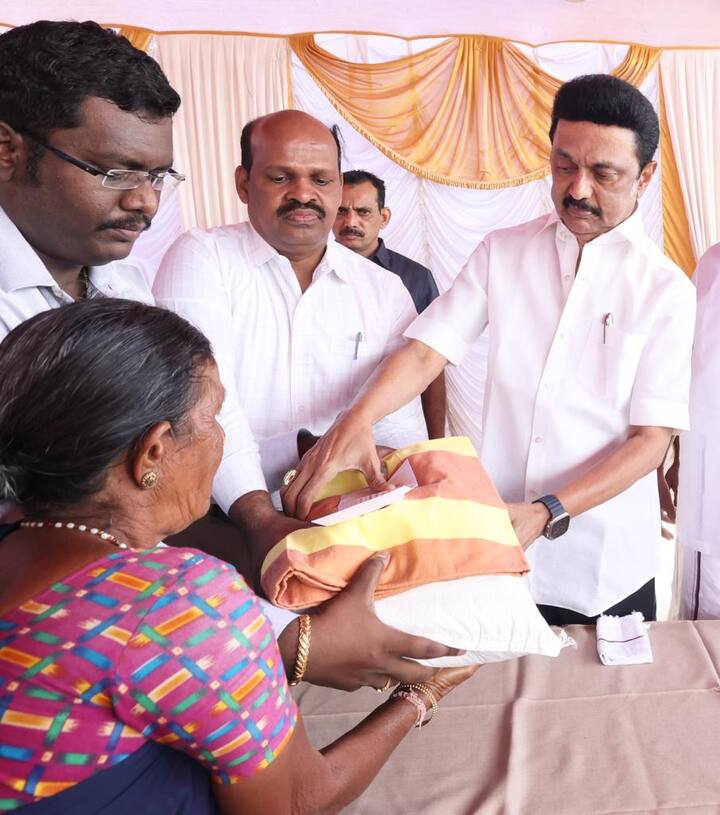 மூதாட்டி ஒருவருக்கு முதல்வர் உதவிகளை வழங்கும் காட்சி