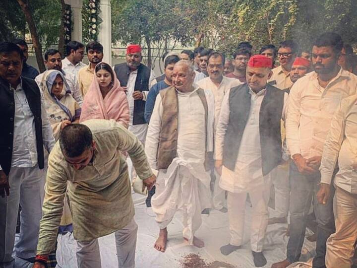 शांति हवन में शामिल होने के लिए धर्मेंद्र यादव पहले ही सैफई पहुंच गए थे. जबकि अखिलेश यादव रविवार को पहुंचे.