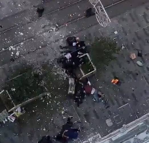 જે વિસ્તારમાં બ્લાસ્ટ થયો હતો તે વિસ્તાર એવન્યુ, દુકાનો અને રેસ્ટોરન્ટથી ઘેરાયેલો છે. તે સામાન્ય રીતે ગીચ હોય છે કારણ કે તે પ્રવાસીઓ અને સ્થાનિકોમાં ખૂબ જ લોકપ્રિય છે.