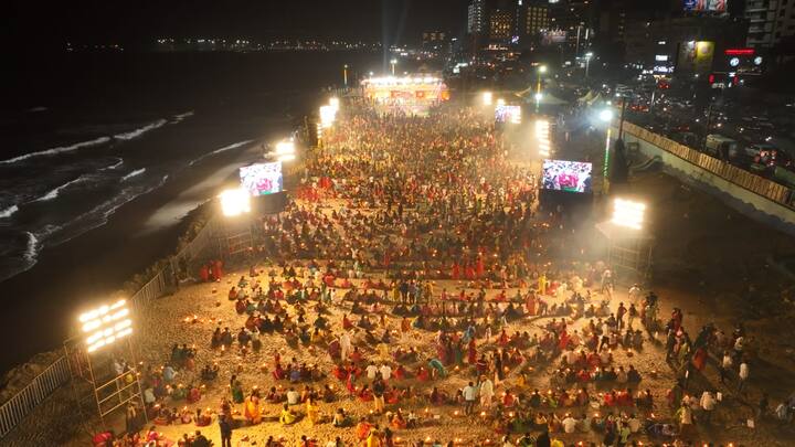 విశాఖలోని రామకృష్ణ బీచ్ లో సోమవారం రాత్రి టీటీడీ ఆధ్వర్యంలో కార్తీక మహా దీపోత్సవ కార్యక్రమం కన్నుల పండువగా జరిగింది. వేలాదిమంది భక్తులు ఈ కార్యక్రమంలో పాల్గొని సామూహిక దీపారాధన చేశారు