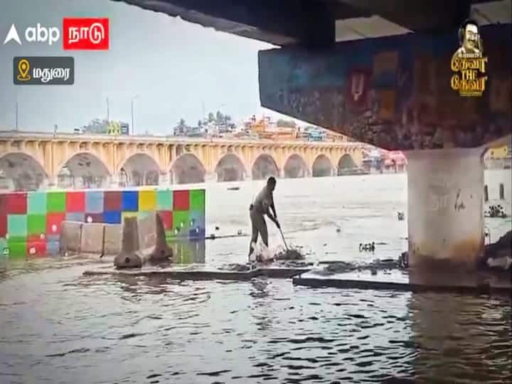 Appreciation for the guard who removed the garbage that caused the blockage during the flood -watch video குப்பைகளை அகற்றி தண்ணீரை வடிய வைத்த காவலருக்கு  குவியும் பாராட்டு - வைரல் வீடியோ