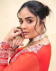 Sree Mukhi: ఎర్రగులాబీని గుర్తుకు తెస్తున్న శ్రీముఖి