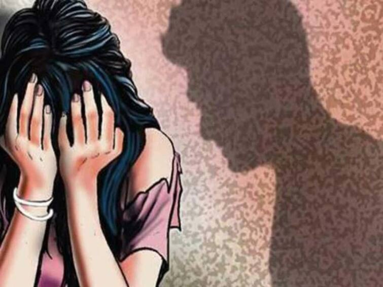 Crime : ரத்த வெள்ளத்தில் கிடந்த வீட்டில் தனியாக இருந்த இளம்பெண்! சிக்கிய பக்கத்து வீட்டு இளைஞர்! - நடந்தது என்ன? Uttar Pradesh College girl dies after harassed for men Crime : ரத்த வெள்ளத்தில் கிடந்த வீட்டில் தனியாக இருந்த இளம்பெண்! சிக்கிய பக்கத்து வீட்டு இளைஞர்! - நடந்தது என்ன?