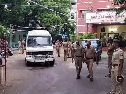 Crime: 4 transgenders arrested for kidnapping youth in Karur TNN Crime: கரூரில் இளைஞரிடம் வழிப்பறி செய்த 4 திருநங்கைகள் கைது