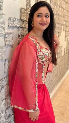 புதுவித உடையில் போஸ் கொடுக்கும் பூனம் பஜ்வா!