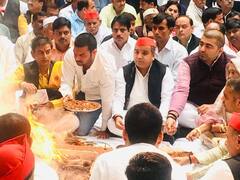 मैनपुरी उपचुनाव से पहले अखिलेश के साथ दिखा पूरा यादव कुनबा, तस्वीर में परिवार के साथ दिखे शिवपाल के बेटे आदित्य यादव