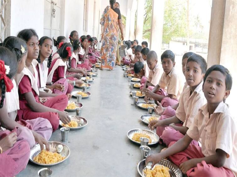 Thanjavur: Government thanks the parents of the students benefiting from the breakfast program TNN ‘பழைய உணவை சாப்பிட்டு பள்ளிக்கு வந்தனர்’ - காலை உணவுத் திட்டம் வழங்கிய முதல்வருக்கு பெற்றோர்கள் நன்றி..!