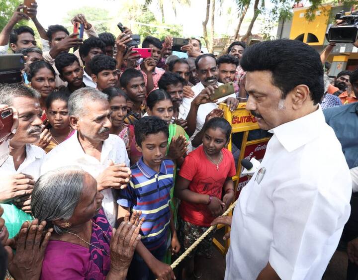 மழையினால் பாதிக்கப்பட்ட மக்களை நலம் விசாரிக்கும் காட்சி