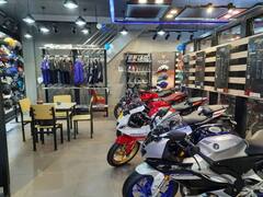 In Pics : एकाच छताखाली स्कूटीपासून ते स्पोर्ट्स बाईक्स, यामाहाच्या अत्याधुनिक शोरुम्सची संख्या 100 वर!