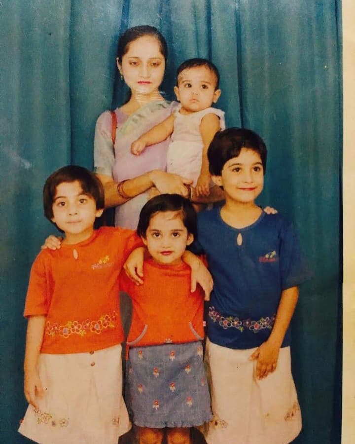 देश पहले प्रधानमंत्री जवाहर लाल नेहरू की बर्थ एनिवर्सिरी के मौके पर देशभर में 14 नवंबर यानी आज बाल दिवस मनाया जा रहा है. इस खास अवसर तमाम सेलेब्स अपने बचपन की तस्वीरों को सोशल मीडिया पर शेयर कर रहे हैं.