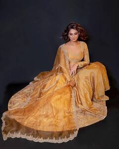 नाक में नथ, खुले मैसी बाल...येलो लहंगा पहन कयामत ढाती दिखीं Jennifer Winget, देखिए खूबसूरत तस्वीरें