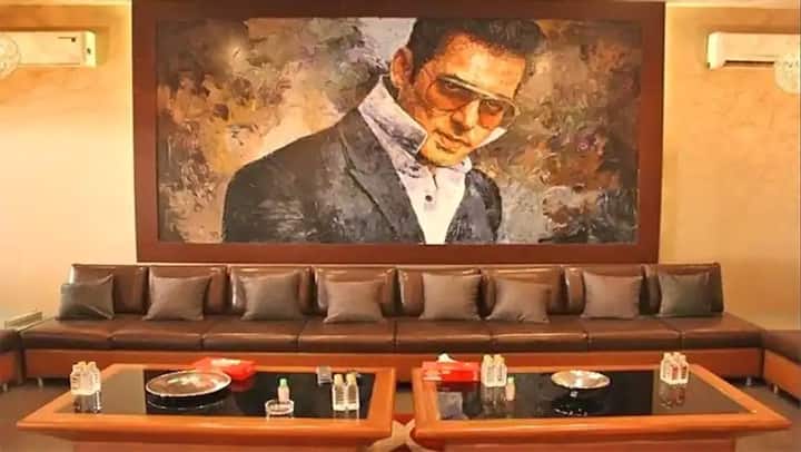 घर का लिविंग एरिया में सलमान खान की बड़ी सी पेंटिंग लगी हुई है. साथ ही इस एरिया को ब्राउन और ब्लैक कलर के बड़े से सोफे के साथ सजाया गया है.