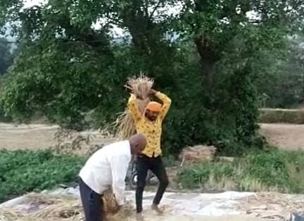 भात साठवणुकीसाठी अद्यापही शेतकरी पारंपरिक पद्धतीचा वापर करत आहेत.