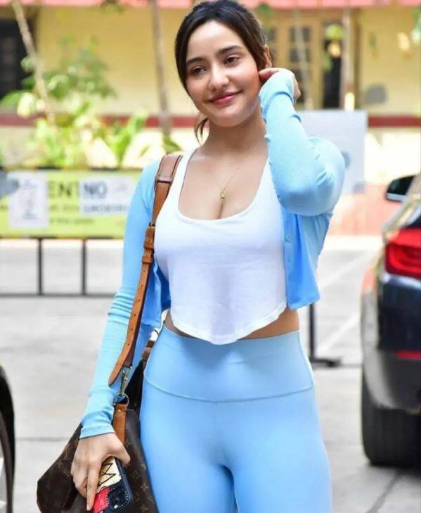 નેહા શર્મા પોતાની ફિટનેસને લઈને બોલીવૂડમાં જાણીતી છે. એક્ટ્રેસ દરરોજ નવા જિમ લૂકમાં જોવા મળે છે. ચાહકો પણ નેહાની તસવીરોને લાઈક કરે છે.