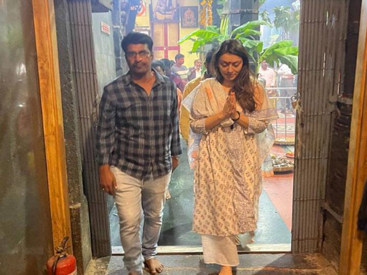 Hansika Motwani Photos: हंसिका मोटवानी इन दिनों अपनी शादी की खबरों को लेकर चर्चा में हैं. इसी बीच उनकी कुछ तस्वीरें सोशल मीडिया पर वायरल हो रही हैं जिसमें वो चेन्नई के कालिकंबल मंदिर पहुंची हैं.