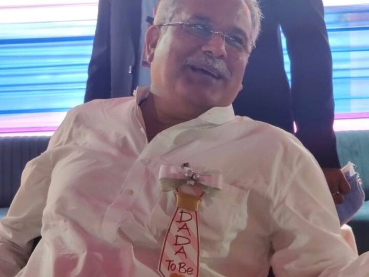 Raipur Chhattisgarh CM Bhupesh Baghel gave good news of becoming grandfather in unique way tweet viral ANN Chhattisgarh: दूल्हे के पापा लिखवाने वाले CM बघेल ने अनोखे अंदाज में दी दादा बनने की खुशखबरी, ट्वीट वायरल