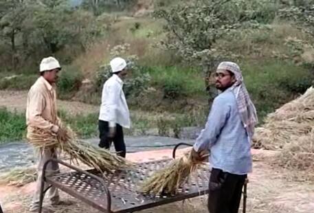 मुळशी तालुक्यातील काशिक शेळकेवाडी या गावातील हे दृष्य आहे.