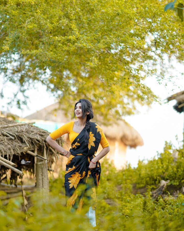 పల్లెటూరి వాతావరణానికి ఫిదా అయ్యింది.Photo Credit: Varsha/Instagram