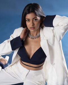 PICS: रियल लाइफ में बेहद ग्लैमरस हैं अजय देवगन की ऑनस्क्रीन 'बेटी, Ishita Dutta की खूबसूरती पर मर मिटेंगे आप