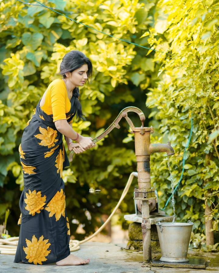 చేతి పంపు దగ్గర నీళ్లను తెచ్చింది. Photo Credit: Varsha/Instagram