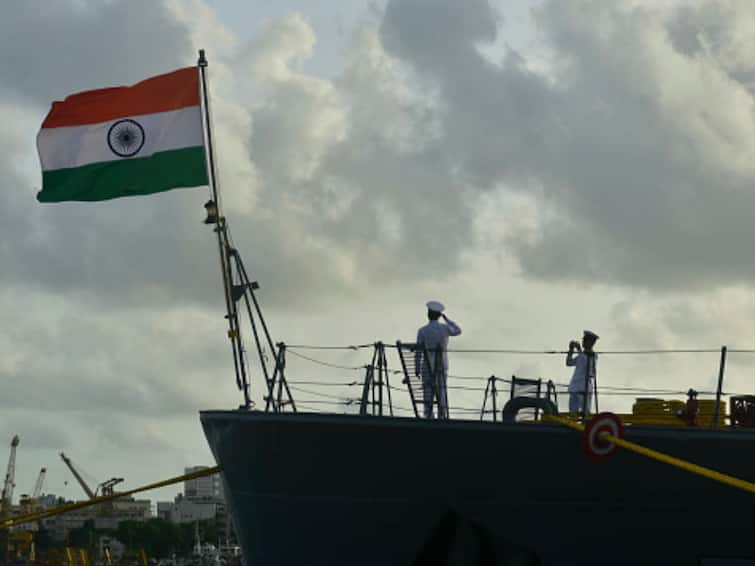 Qatar Indian Navy Former Navy Commander Purnendu Tiwari did not return from Qatar after 75 days why Qatar Indian Navy Update : कतर से 75 दिन बाद भी नहीं लौटे पूर्व नौसेना अधिकारी, 85 साल की मां कर रही इंतजार
