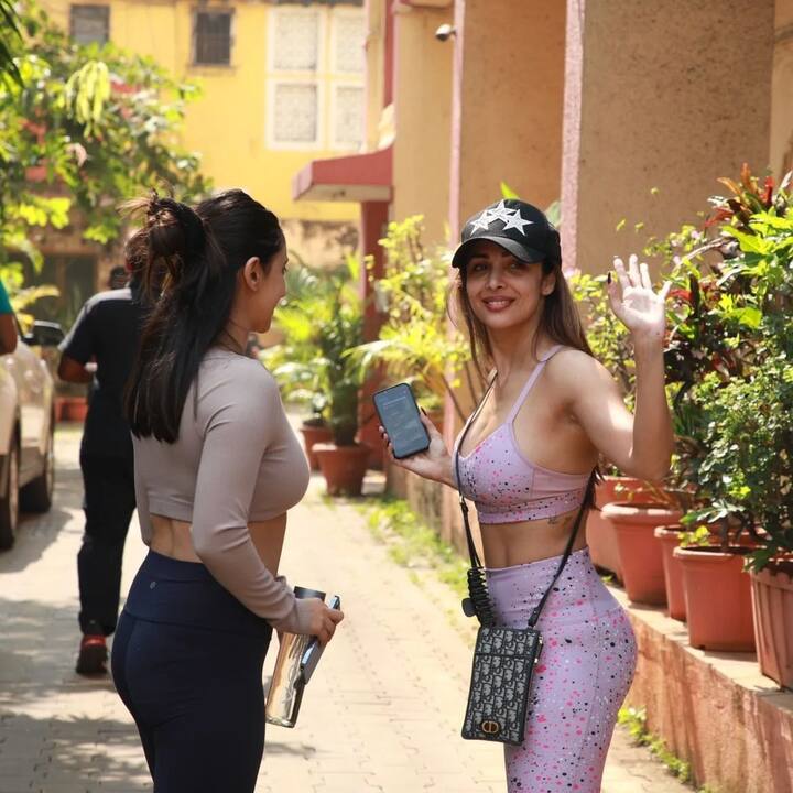 મલાઈકા હોટ તસવીરોને લઈ ચર્ચામાં રહે છે, મલાઈકા ફિટ રહેવા જિમ અને યોગા કરે છે.  મલાઈકા બોલીવૂડની હોટ એક્ટ્રેસ છે.
