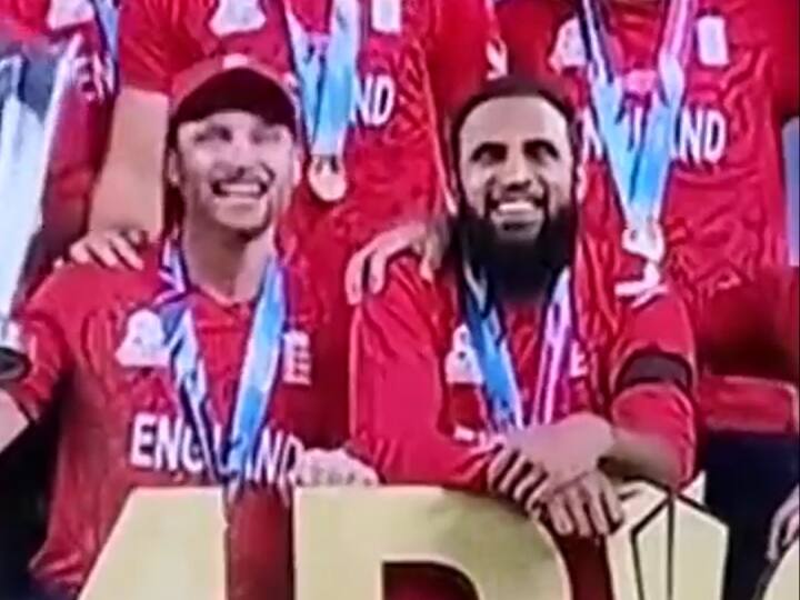 England team Captain Jos Buttler Celebrate With champagne after Moeen Ali And Adil Rashid Went Aside See video T20 WC 2022: जॉस बटलर की इस अदा ने जीता दिल, मोईन अली और आदिल रशीद को शैंपियन खुलने से पहले किया इशारा, देखें वीडियो